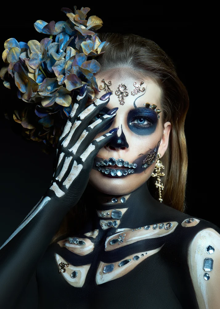 Tablou canvas: Portret Artistic cu Elemente Sombrelor - Thumbnail 2