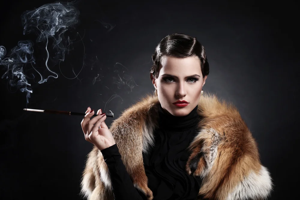 Tablou canvas: Portret Elegant cu Blană și Țigară - Thumbnail 2