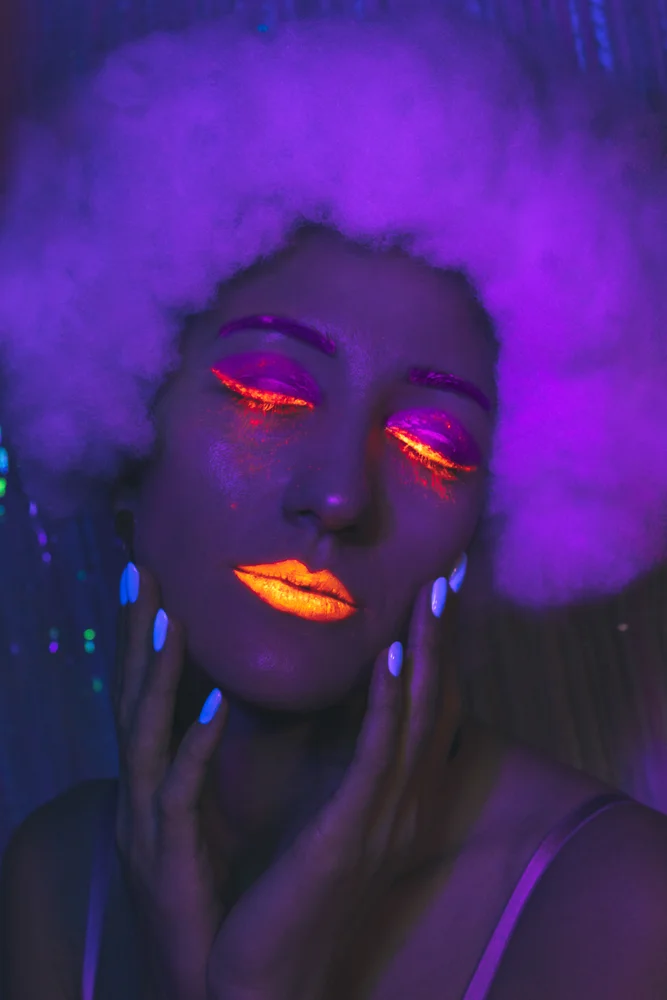Tablou canvas: Portret Neon cu Reflexii Violete - Thumbnail 2