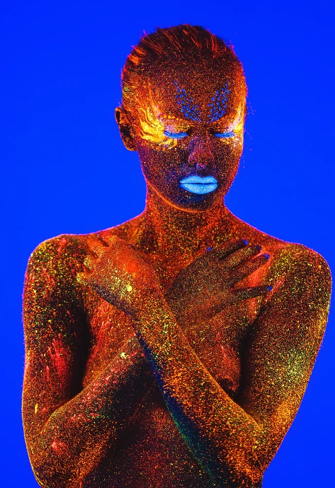 Tablou canvas: Portret Flourescent pe Fundal Albastru - Thumbnail 2