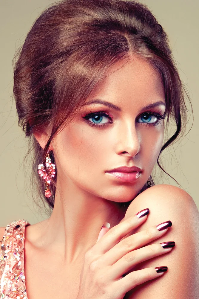 Tablou canvas: Portret Eleganță și Strălucire - Thumbnail 2