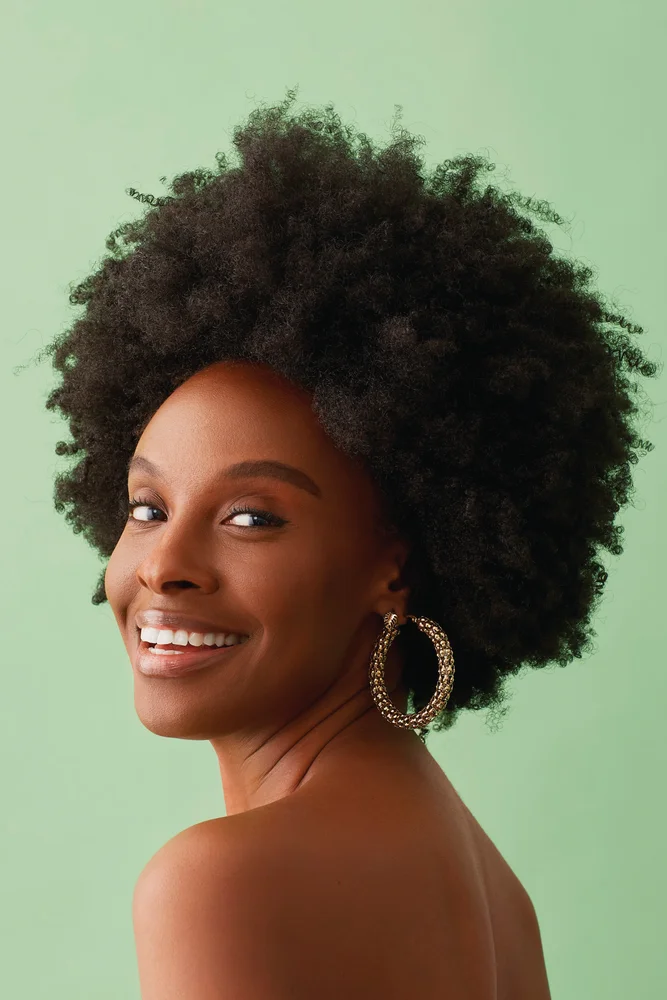 Tablou canvas: Zâmbet Radiant pe Fundal Pastelat - Thumbnail 2