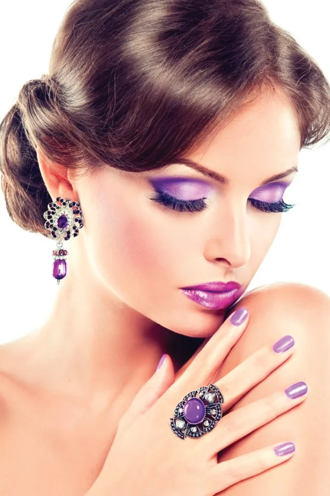 Tablou canvas: Portret Eleganță cu Machiaj Violet Intens - Thumbnail 2