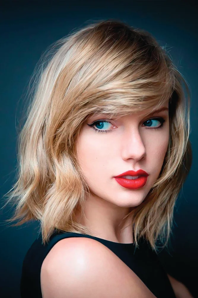 Tablou canvas: Portret Glamour cu Accent pe Buze Roșii - Thumbnail 2