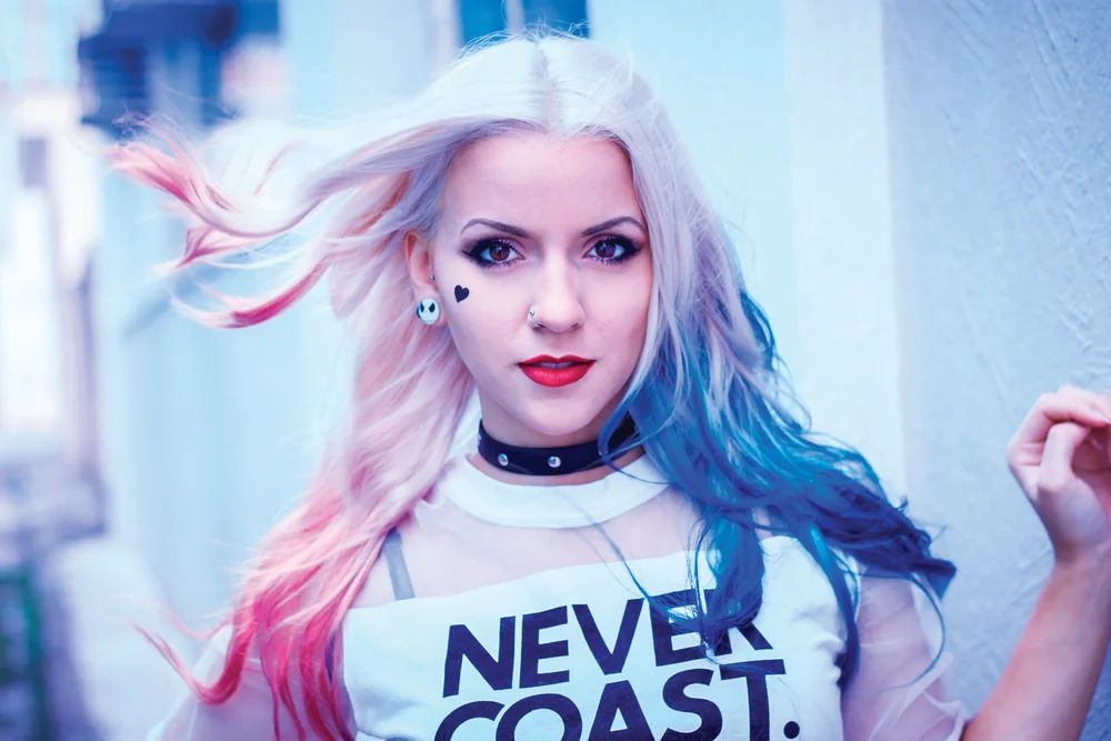 Tablou canvas: Portret Vibrant cu Păr Bicolor - Thumbnail 2