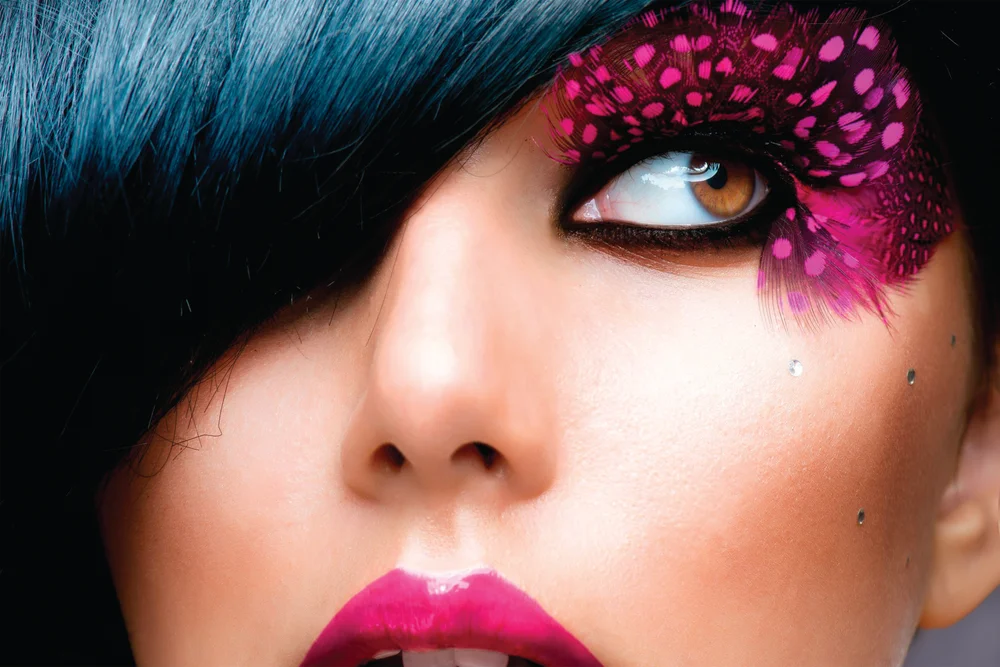 Tablou canvas: Machiaj Artistic cu Detalii Roz Intense - Thumbnail 2