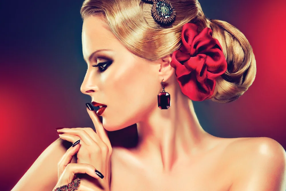 Tablou canvas: Portret Elegant cu Accente Roșii - Thumbnail 2