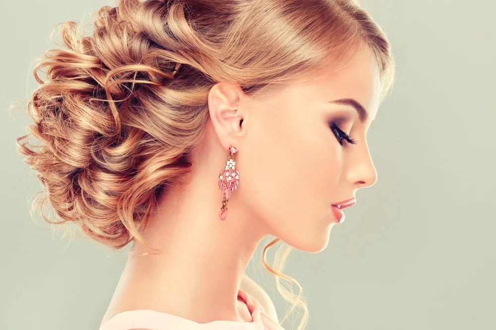 Tablou canvas: Profil Elegant cu Coafură Romantică - Thumbnail 2