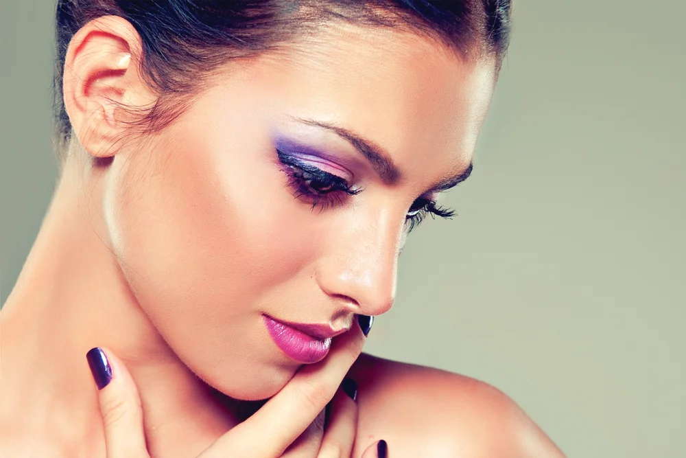 Tablou canvas: Portret de Frumusețe cu Machiaj Violet - Thumbnail 2