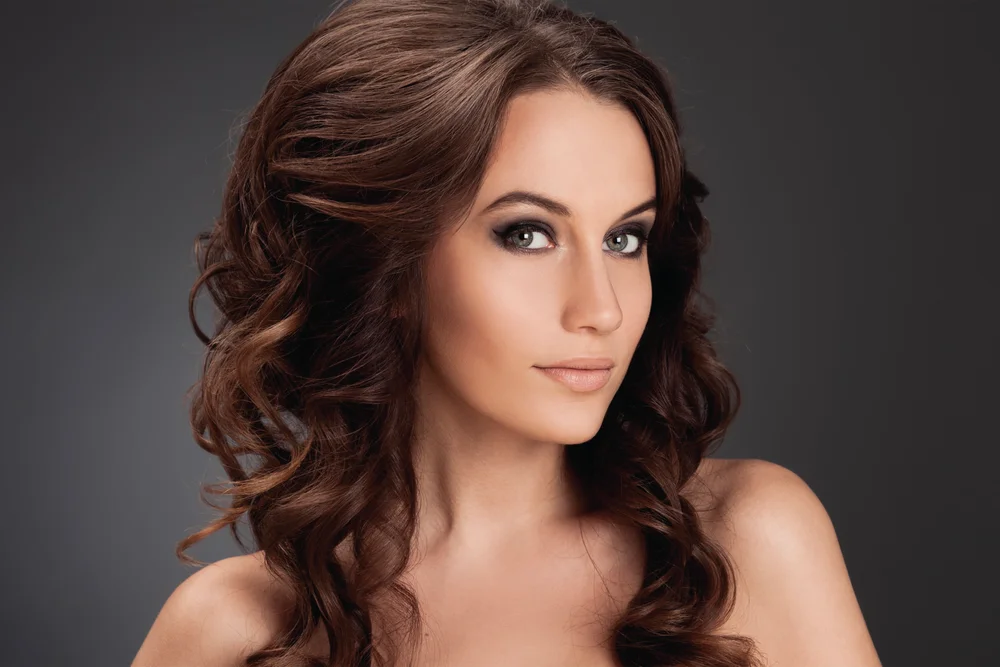 Tablou canvas: Portret Elegant în Stil Salon de Frumusețe - Thumbnail 2