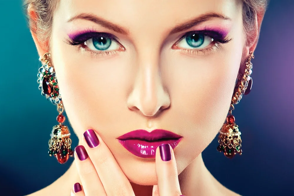 Tablou canvas: Portret Glamour cu Accente Violete - Thumbnail 2