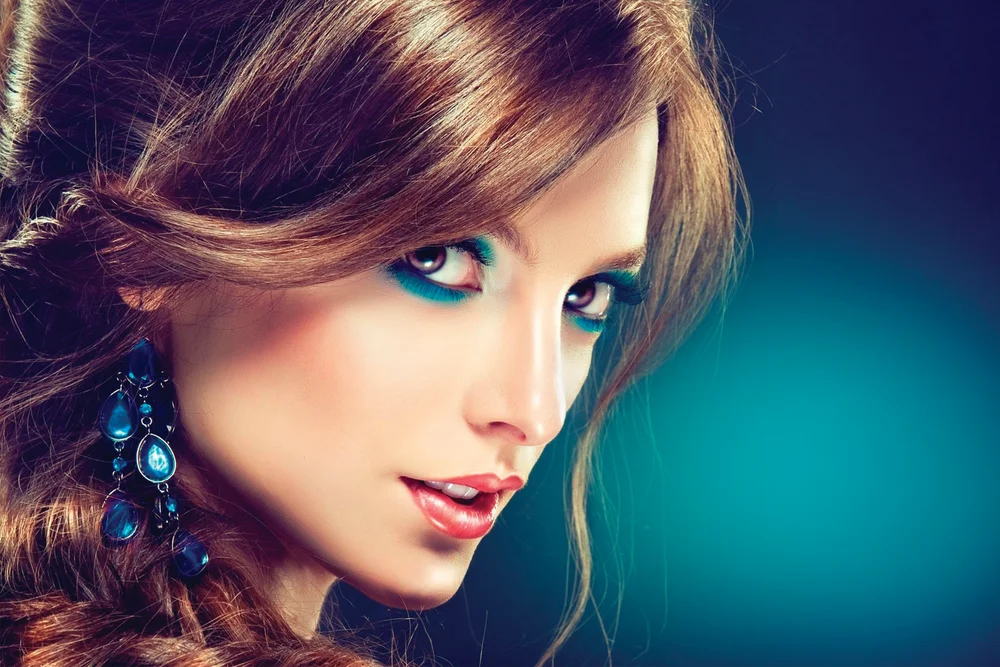 Tablou canvas: Portret Elegant cu Accente Turcoaz - Thumbnail 2