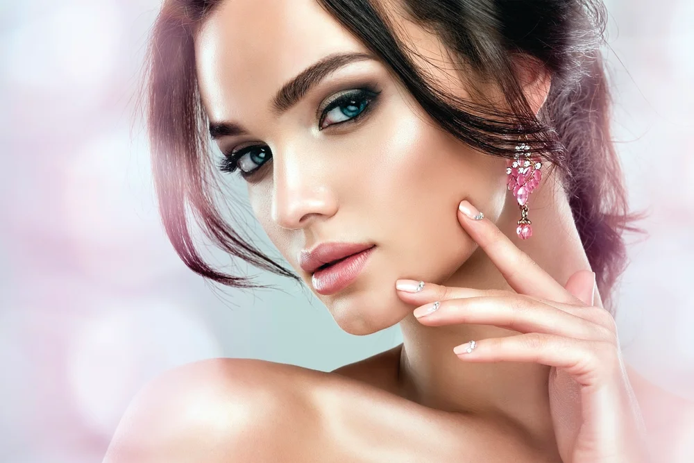 Tablou canvas: Portret Glamour cu Cercei Roz Strălucitori - Thumbnail 2