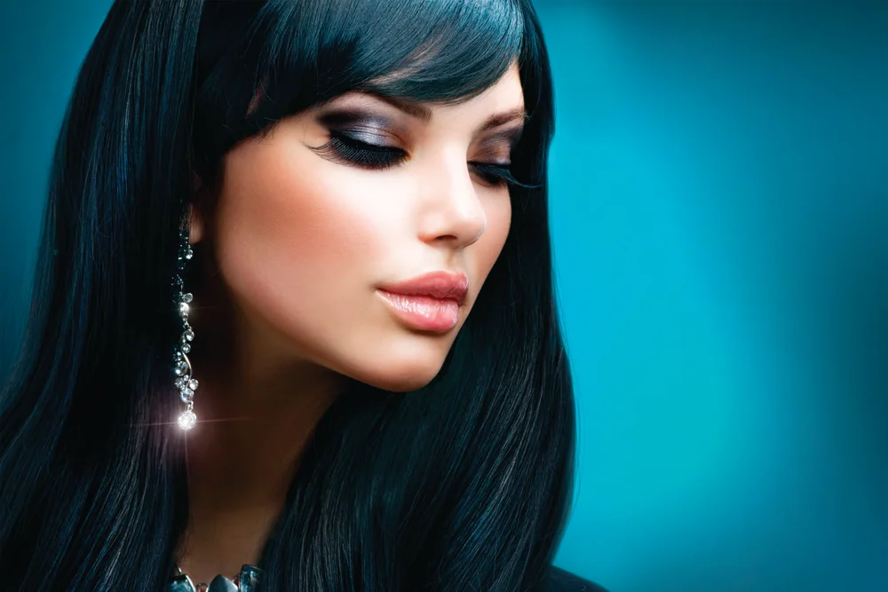 Tablou canvas: Portret Elegant cu Fundal Turcoaz - Thumbnail 2