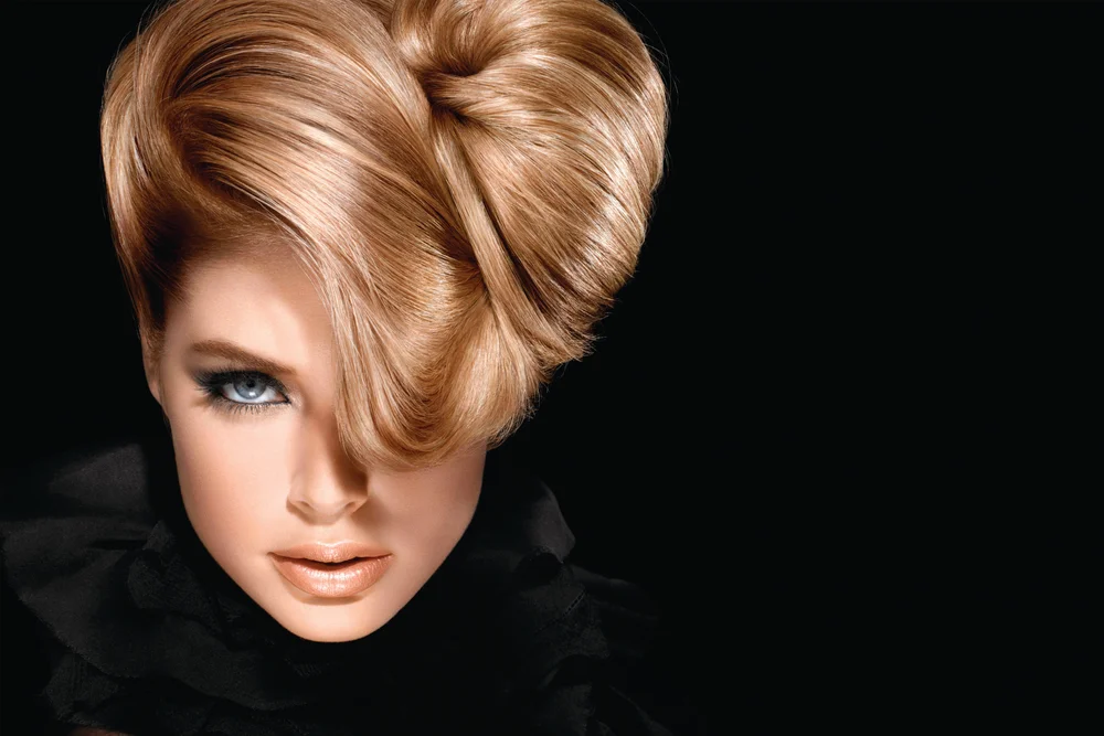 Tablou canvas: Coafură Elegantă în Tonuri Aurii - Thumbnail 2