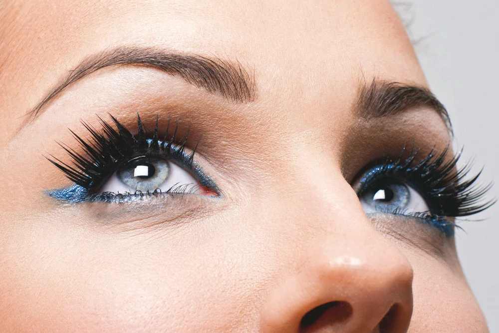 Tablou canvas: Privire Seducătoare cu Eyeliner Albastru - Thumbnail 2