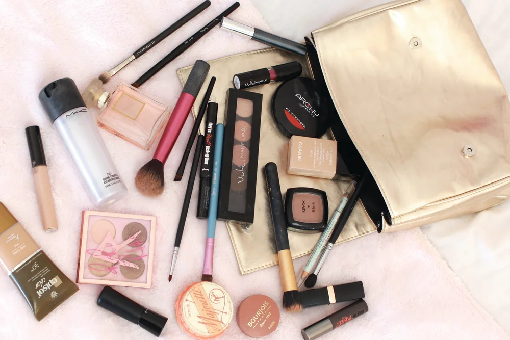 Tablou canvas: Colecție Elegantă de Machiaje și Pensule - Thumbnail 2