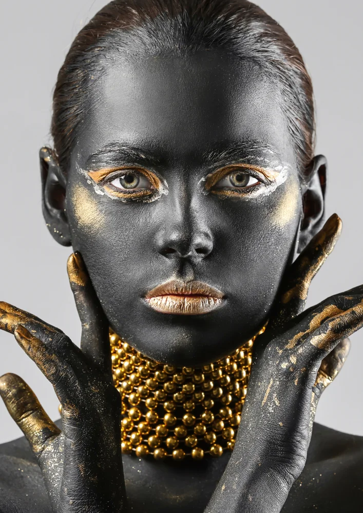 Tablou canvas: Portret Artistic cu Accente de Aur - Thumbnail 2