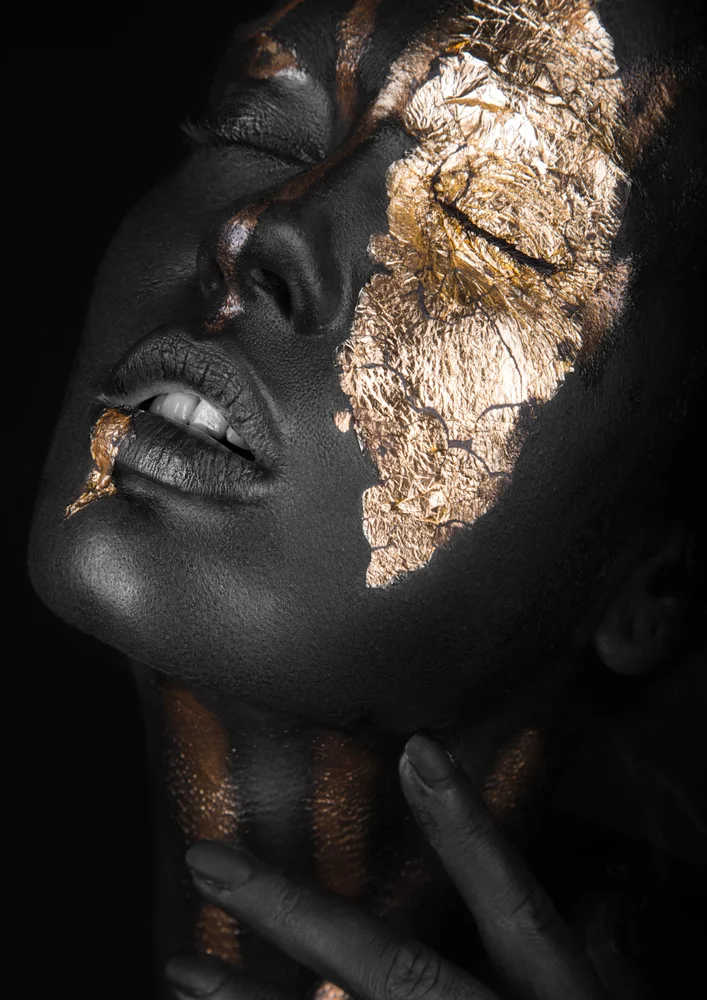 Tablou canvas: Portret Artistic cu Accente Aurii - Thumbnail 2