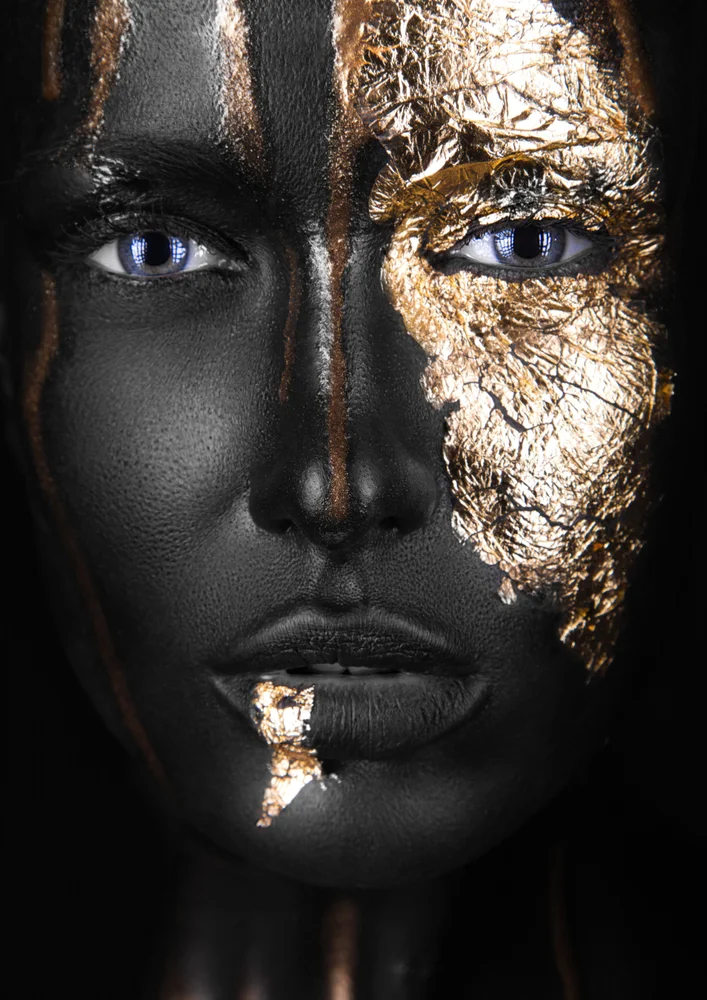 Tablou canvas: Portret Artistic cu Accente Aurii (2) - Thumbnail 2