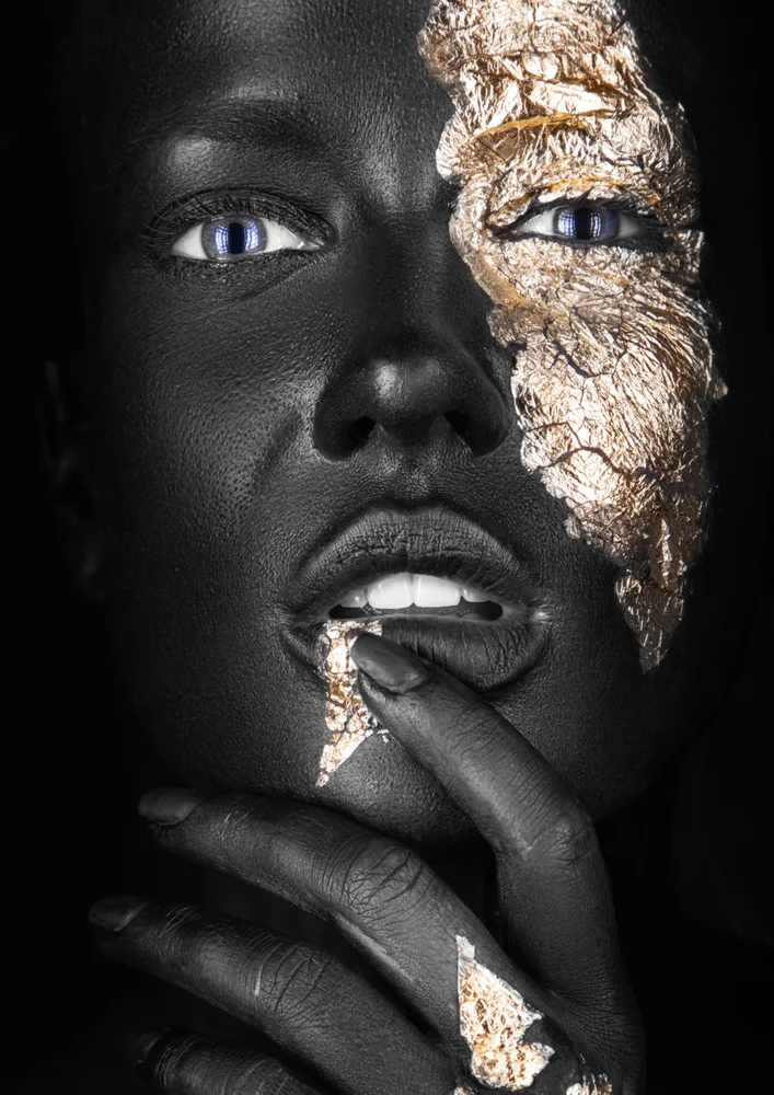 Tablou canvas: Portret cu Accente Metalice și Ochi Albaștri - Thumbnail 2