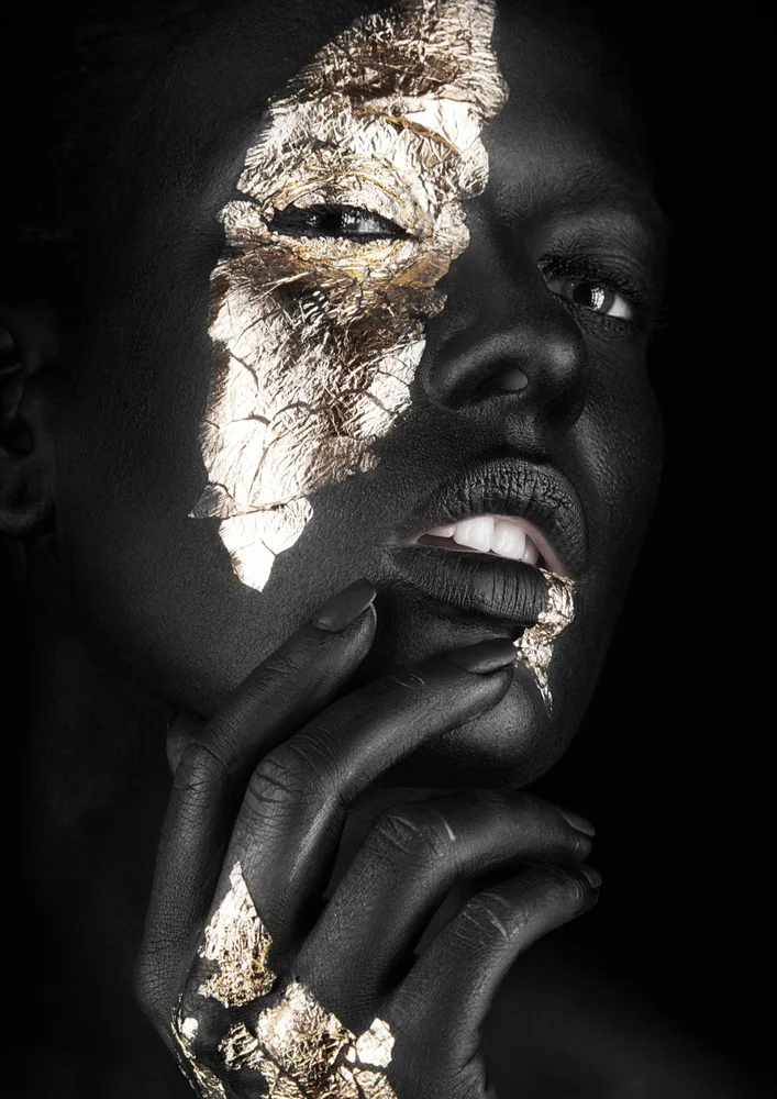 Tablou canvas: Portret cu Detalii Aurii pe Fundal Negru - Thumbnail 2