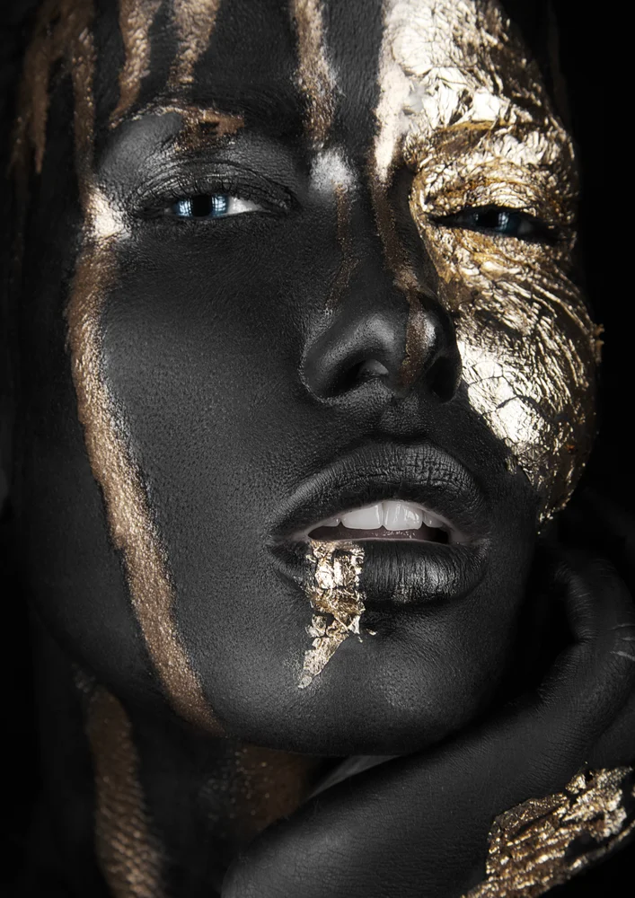 Tablou canvas: Portret Contrast Alb-Negru și Auriu - Thumbnail 2