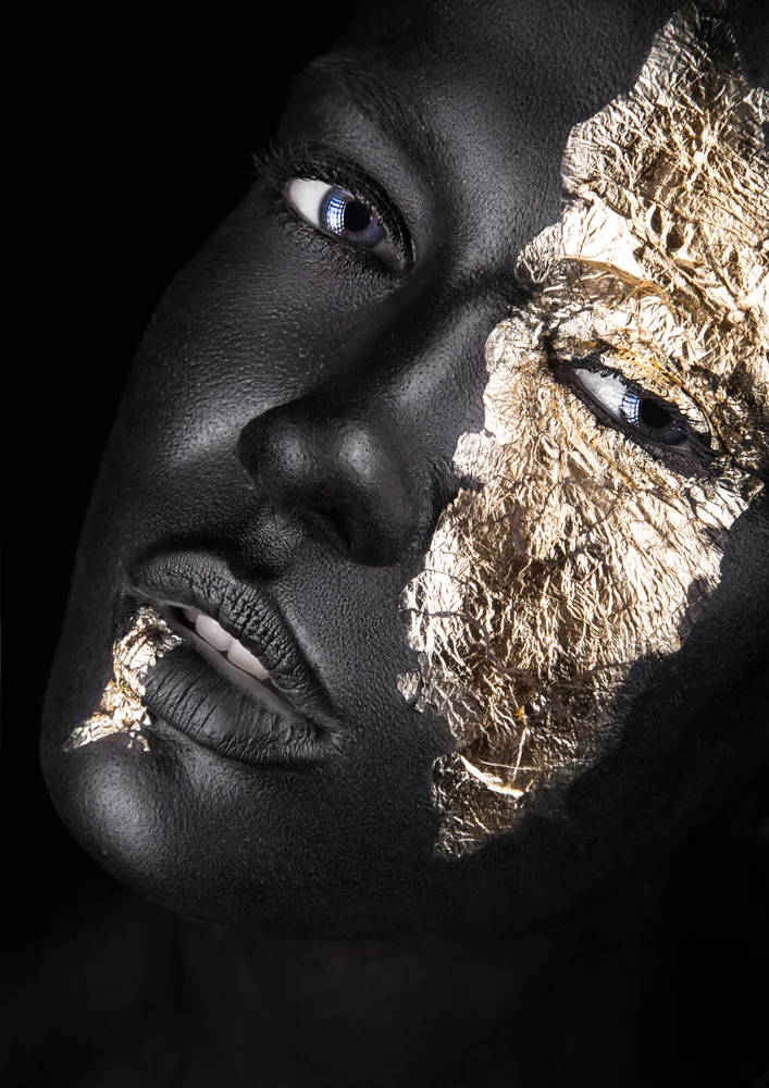 Tablou canvas: Portret Artistic cu Detalii Aurii - Thumbnail 2