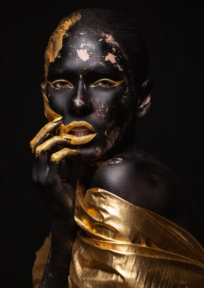 Tablou canvas: Portret Dramatic cu Accente Aurii - Thumbnail 2