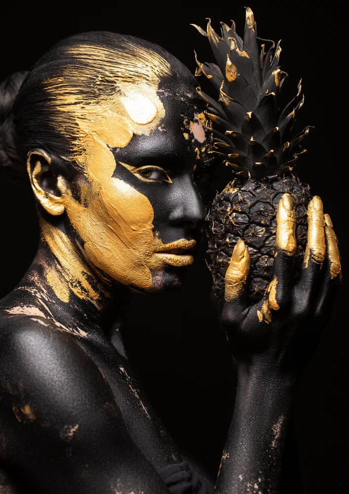 Tablou canvas: Portret Artistic cu Ananas Auriu - Thumbnail 2