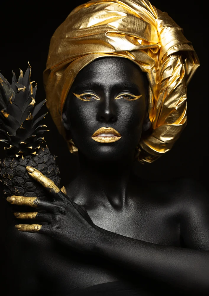 Tablou canvas: Portret Elegant cu Accente Aurii - Thumbnail 2