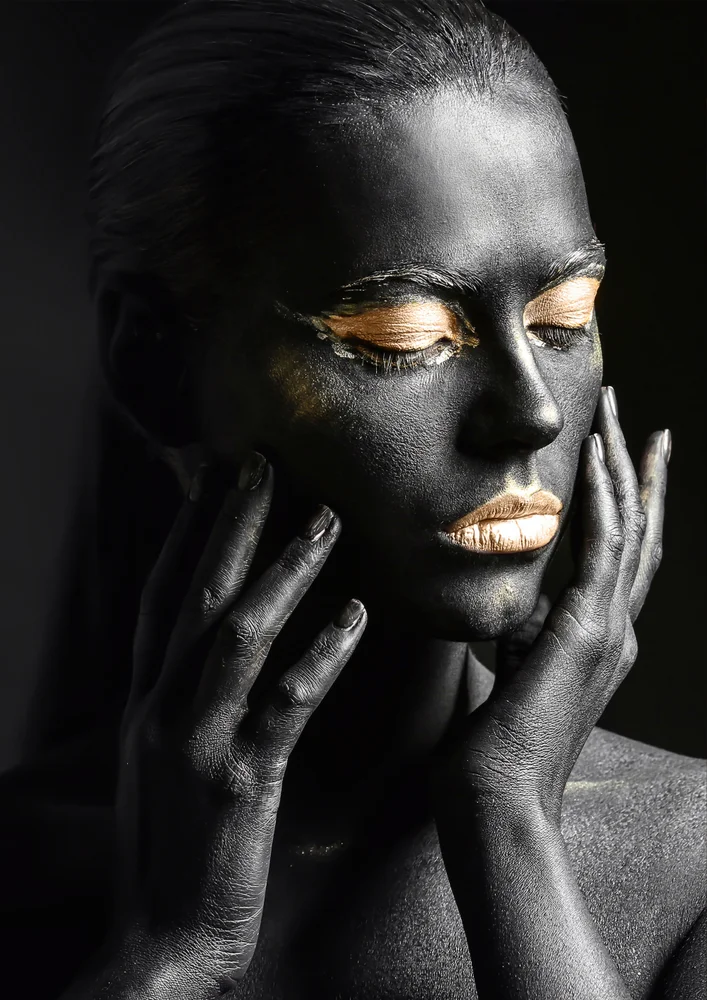 Tablou canvas: Portret Artistic cu Accente Aurii 6 - Thumbnail 2