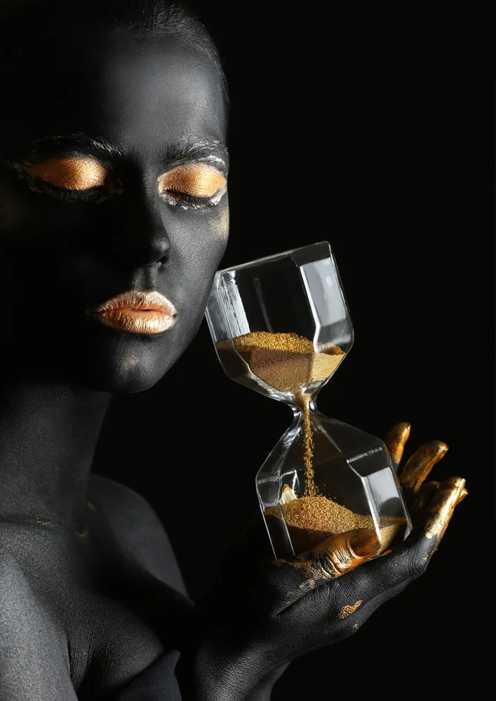 Tablou canvas: Portret Artistic cu Clepsidră Aurie - Thumbnail 2