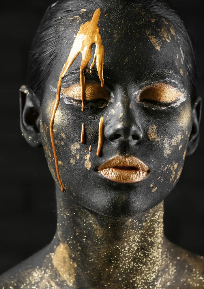 Tablou canvas: Portret cu Accente de Aur și Negru - Thumbnail 2