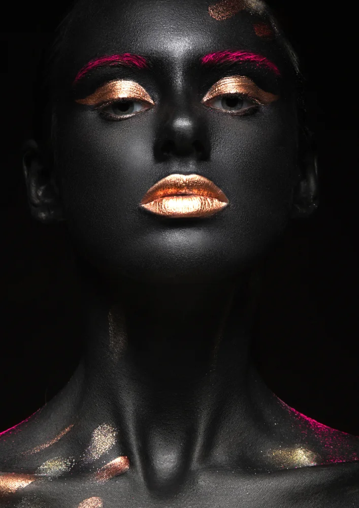 Tablou canvas: Portret Artistic cu Machiaj Metalic - Thumbnail 2