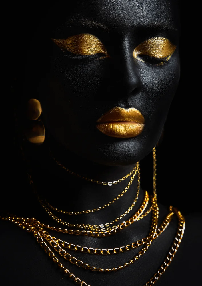 Tablou canvas: Portret Întunecat cu Accente Aurii - Thumbnail 2