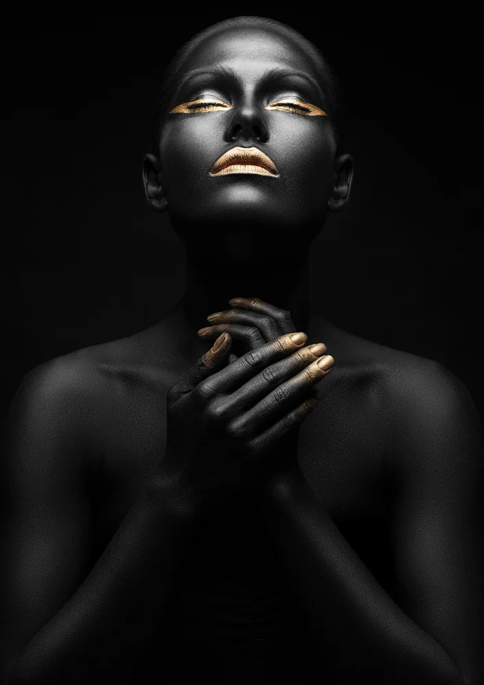 Tablou canvas: Portret Dramatic cu Accente Aurii (2) - Thumbnail 2