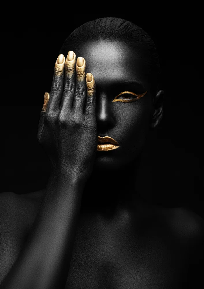 Tablou canvas: Portret Dramatic în Negru și Auriu - Thumbnail 2