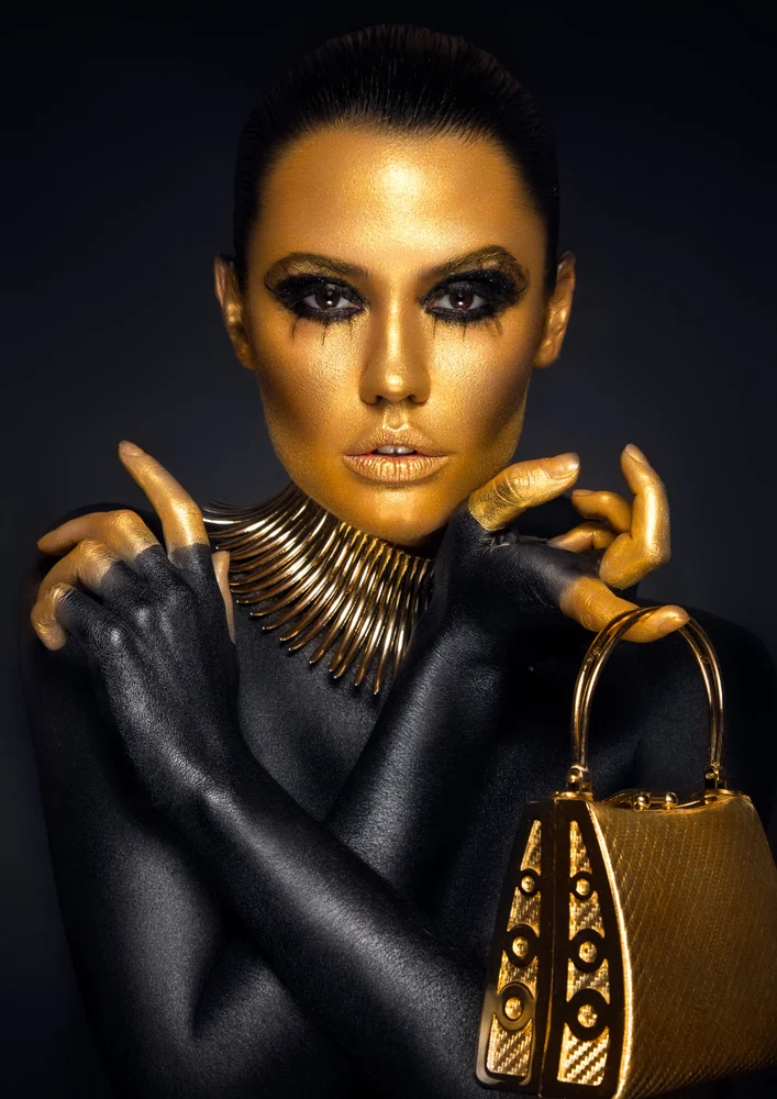 Tablou canvas: Portret Glamour cu Accente Aurii - Thumbnail 2