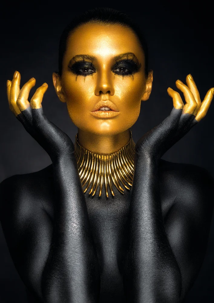 Tablou canvas: Portret Artistic cu Machiaj Auriu (2) - Thumbnail 2