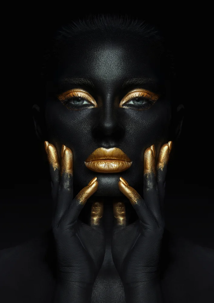 Tablou canvas: Portret Artistic cu Accente de Aur (2) - Thumbnail 2