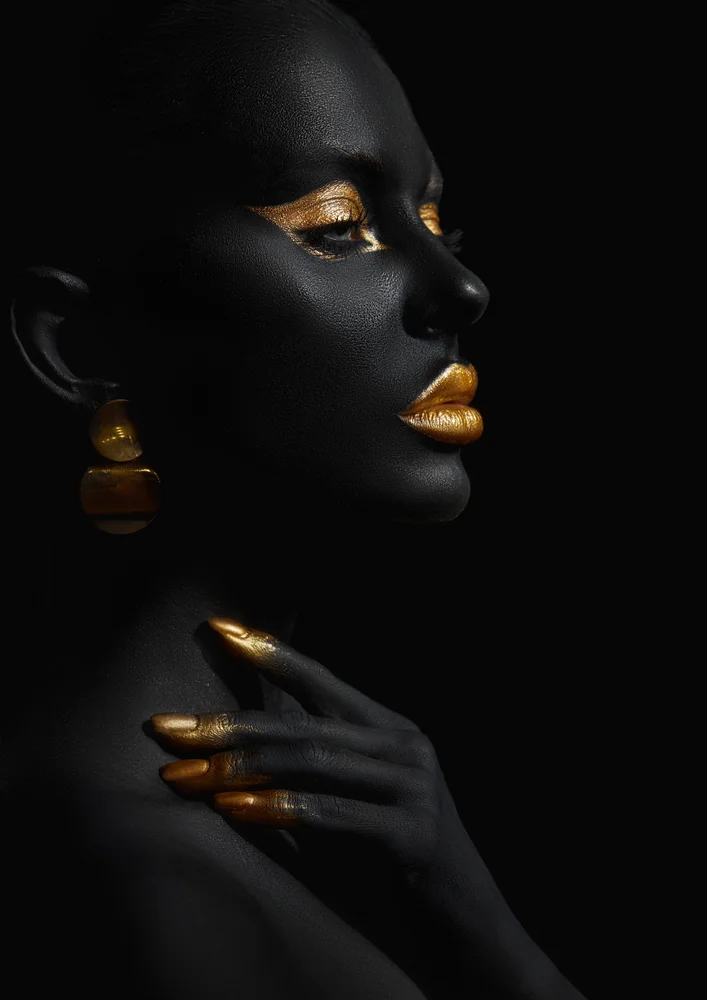 Tablou canvas: Portret Artistic cu Elemente Aurii - Thumbnail 2