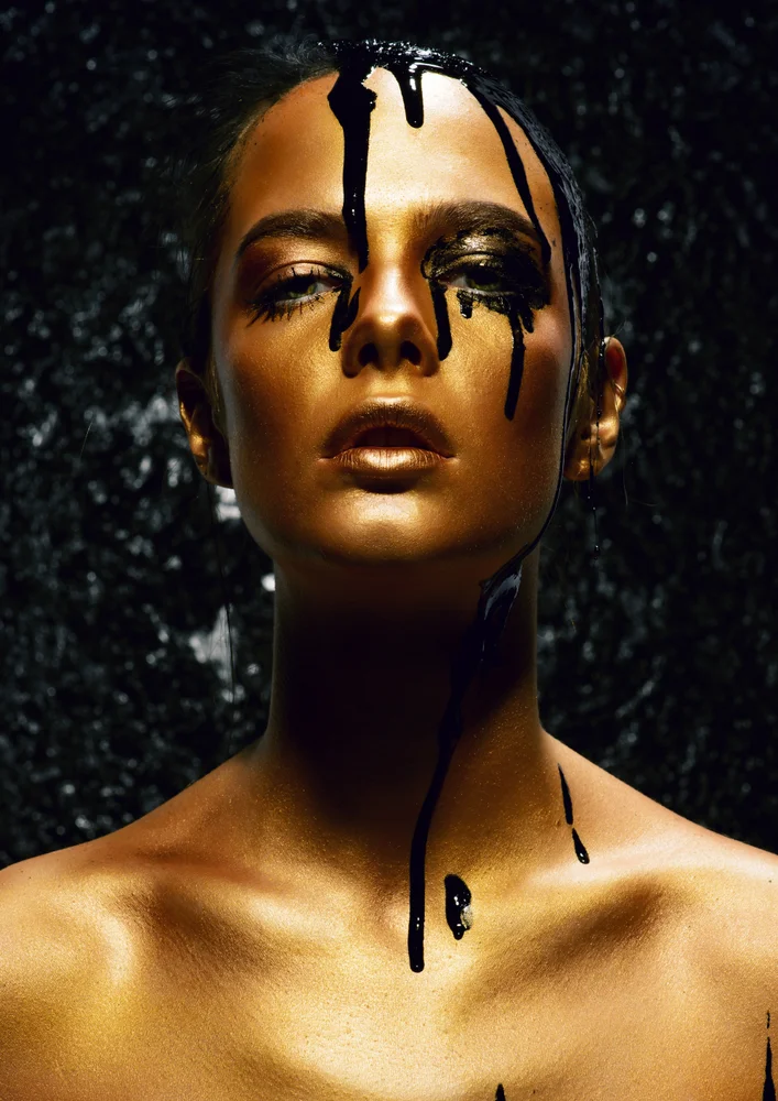 Tablou canvas: Portret Aurit cu Accente de Negru - Thumbnail 2