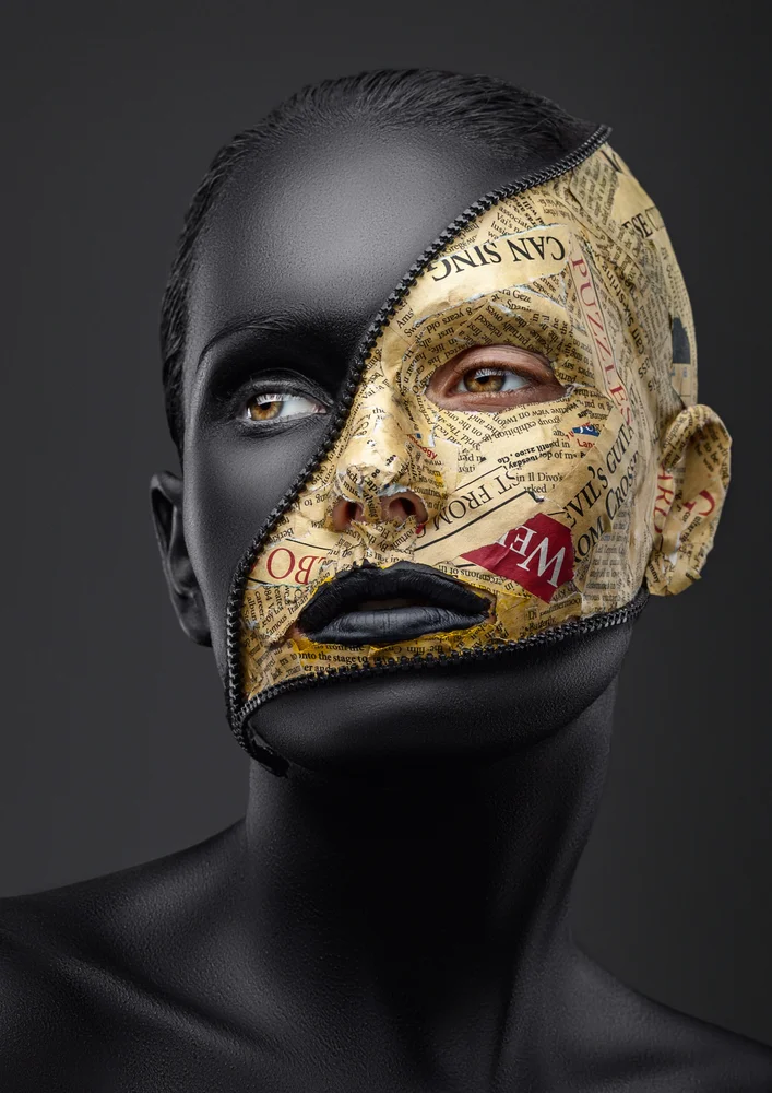 Tablou canvas: Portret Artistic cu Zipper și Colaje de Ziar - Thumbnail 2