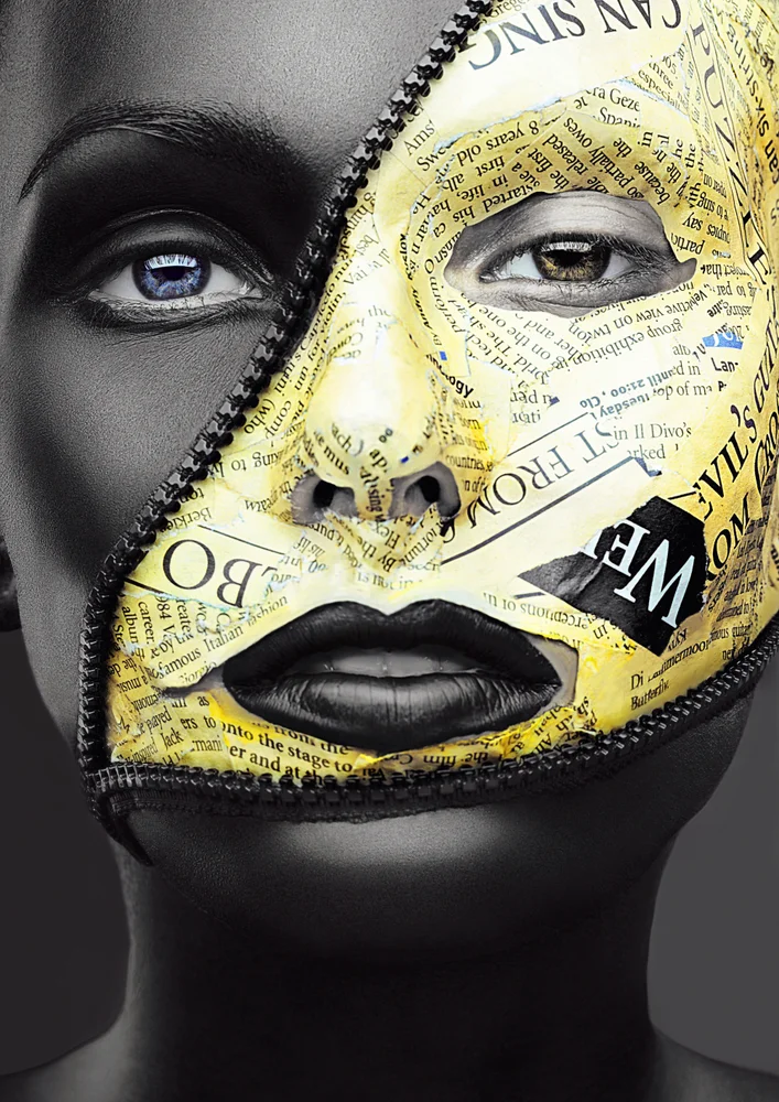 Tablou canvas: Portret Artistic cu Ziar şi Fermuar - Thumbnail 2