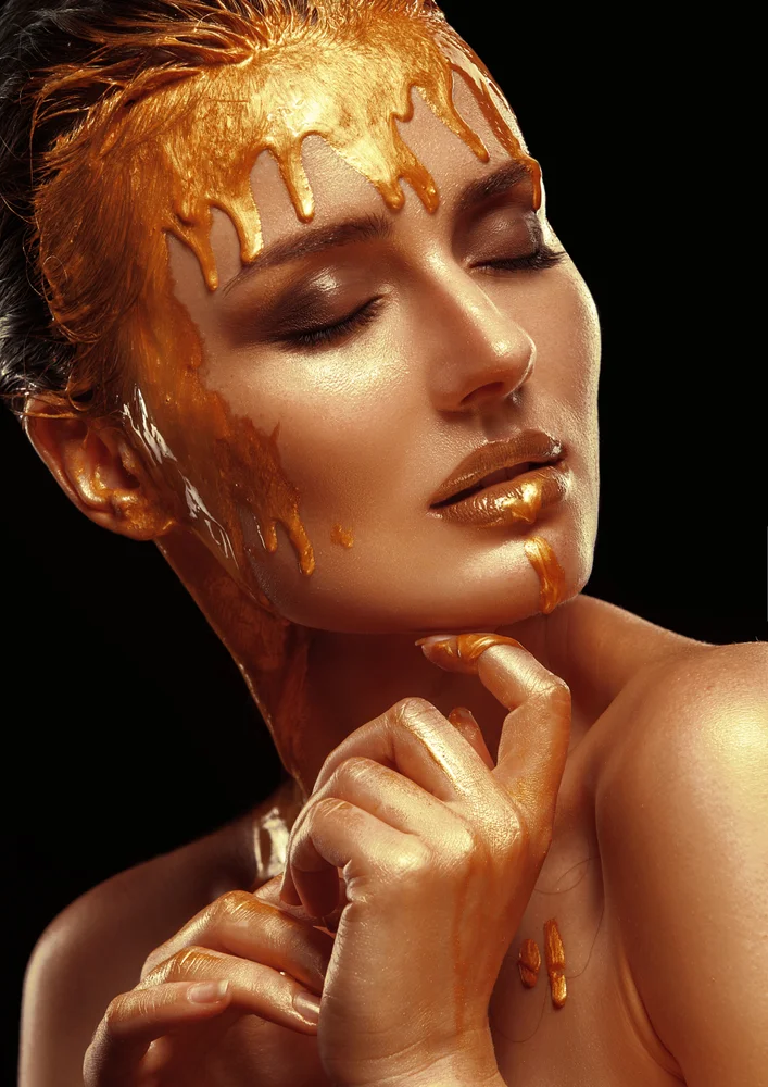 Tablou canvas: Portret Artistic cu Accente Aurii 10 - Thumbnail 2