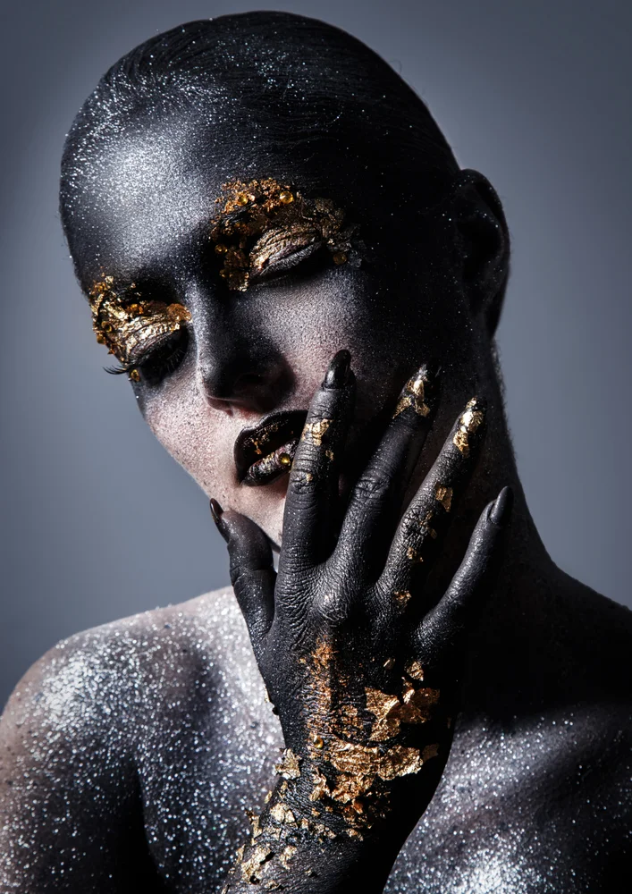 Tablou canvas: Portret Artistic cu Accente Aurite - Thumbnail 2