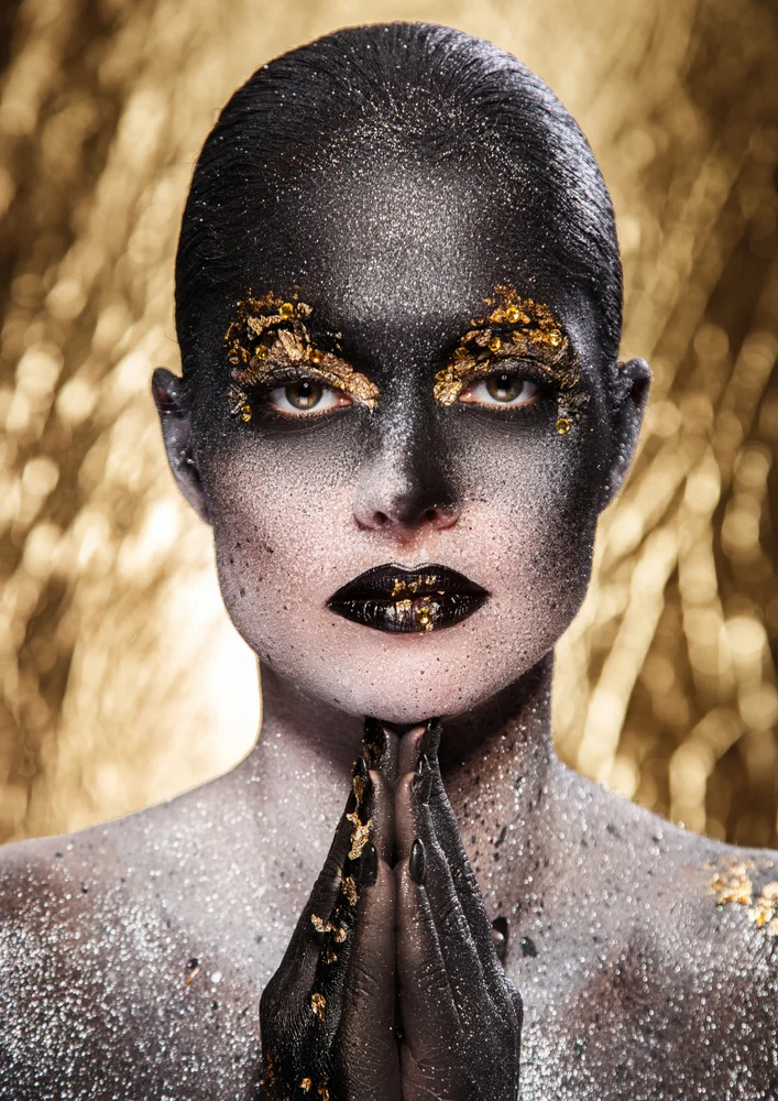 Tablou canvas: Portret Artistic în Tonuri de Aur și Negru - Thumbnail 2