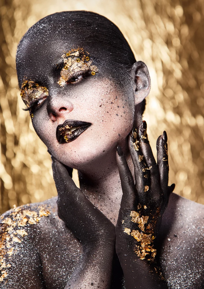 Tablou canvas: Portret Artistic cu Accente Aurii 11 - Thumbnail 2