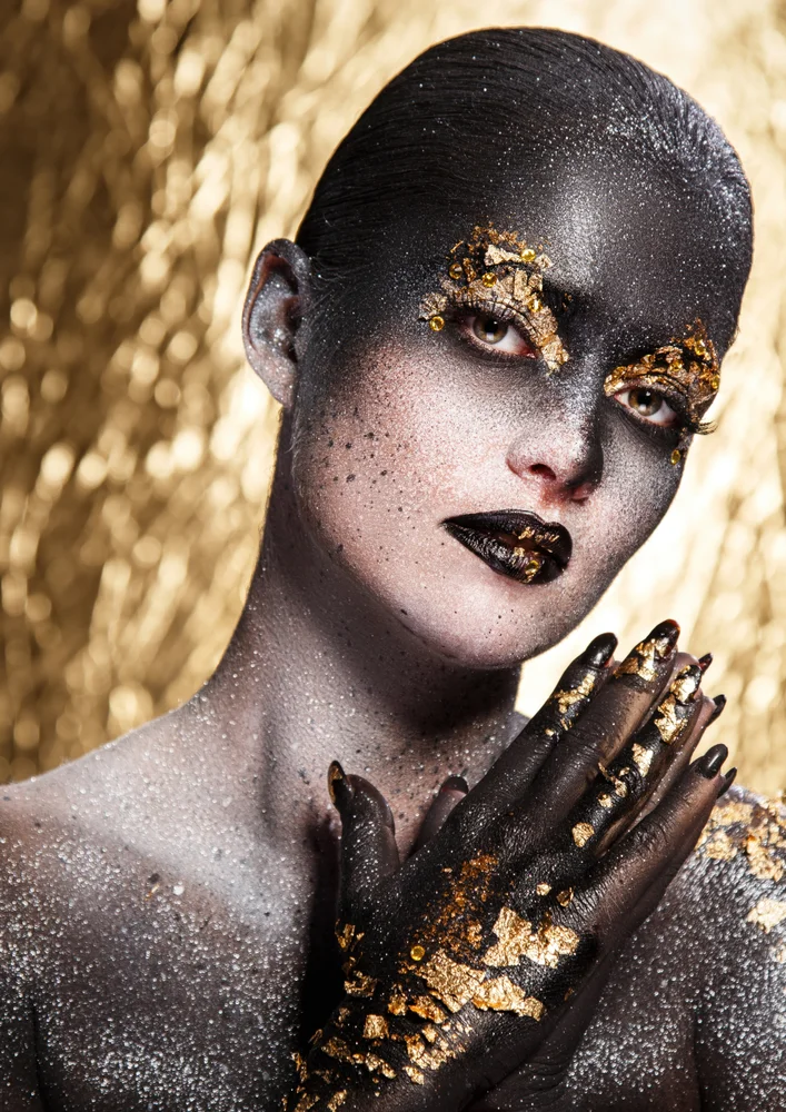 Tablou canvas: Portret Artistic cu Elemente Aurii (2) - Thumbnail 2